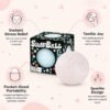 Różowa piłka antystresowa NeeDoh Snowball na biurku — Image 2 of 6
