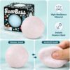 Różowa piłka antystresowa NeeDoh Snowball na biurku — Image 4 of 6
