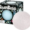 Różowa piłka antystresowa NeeDoh Snowball na biurku — Image 1 of 6