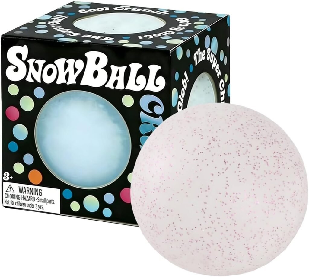 Różowa piłka antystresowa NeeDoh Snowball na biurku — Image 1 of 6